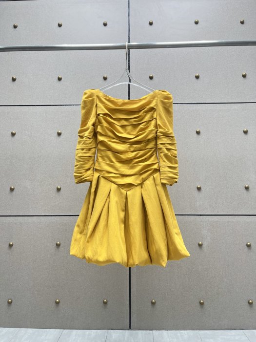 Плиссированное міні-Плаття, Сукня