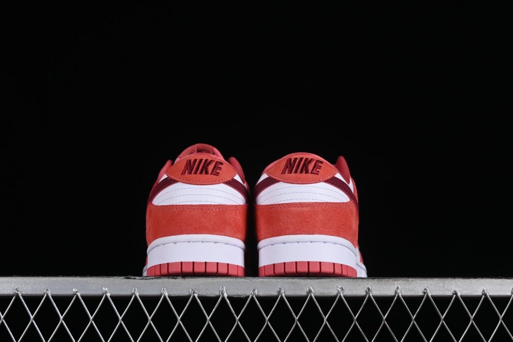 Sneakers SB Dunk Low Retro Valentines Day фото 4
