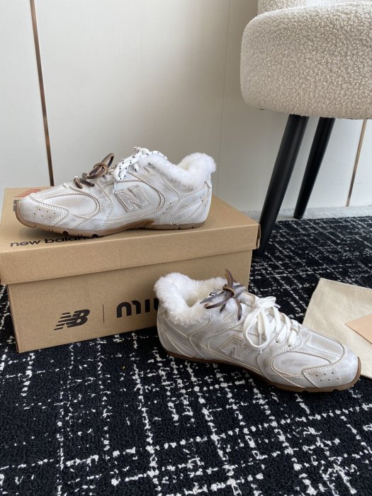 Sneakers on fur women's Miu Miu x New Balance 530 фото 4