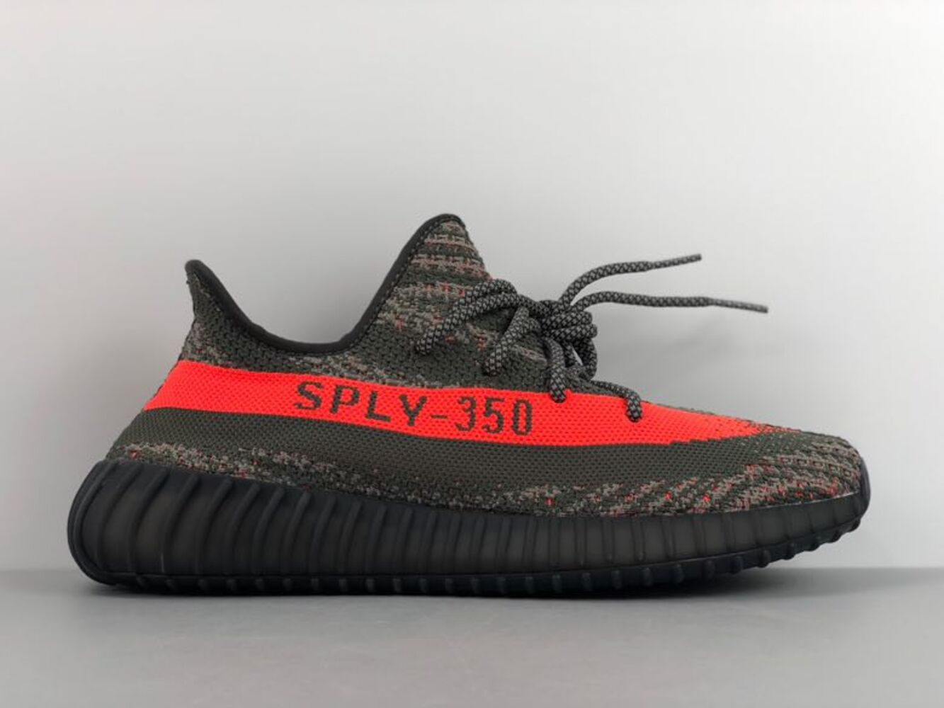 Кроссовки Yeezy Boost 350 V2 Carbon Beluga HQ7045