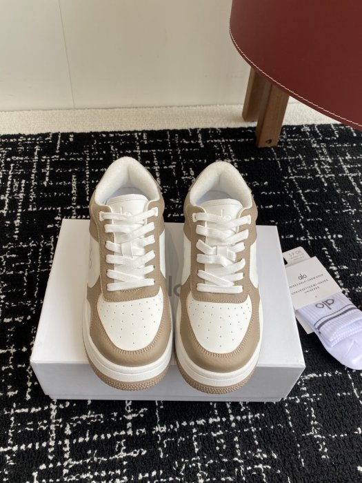 Кроссовки женские