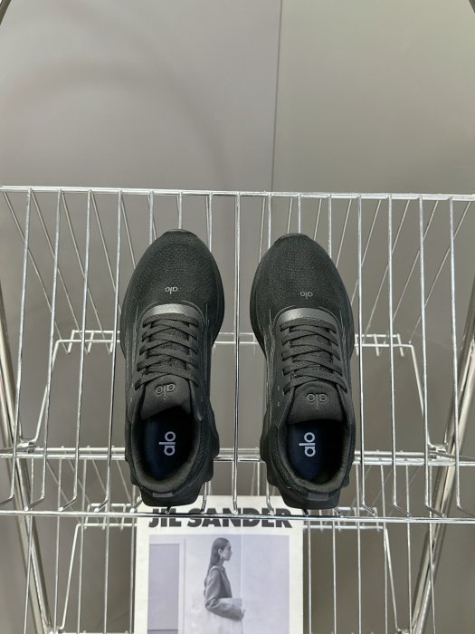 Кросівки жіночі фото 6