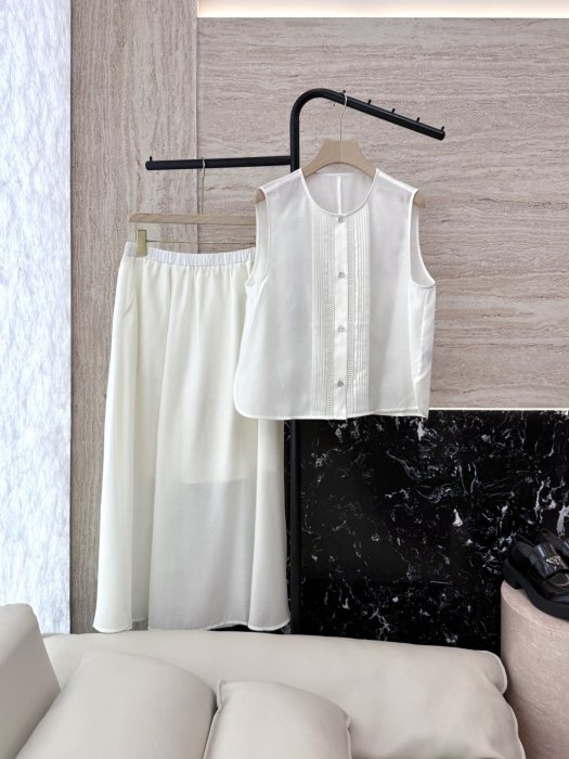 Костюм жіночий