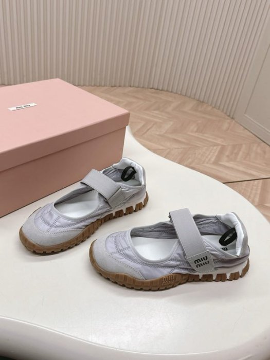 Кроссовки женские