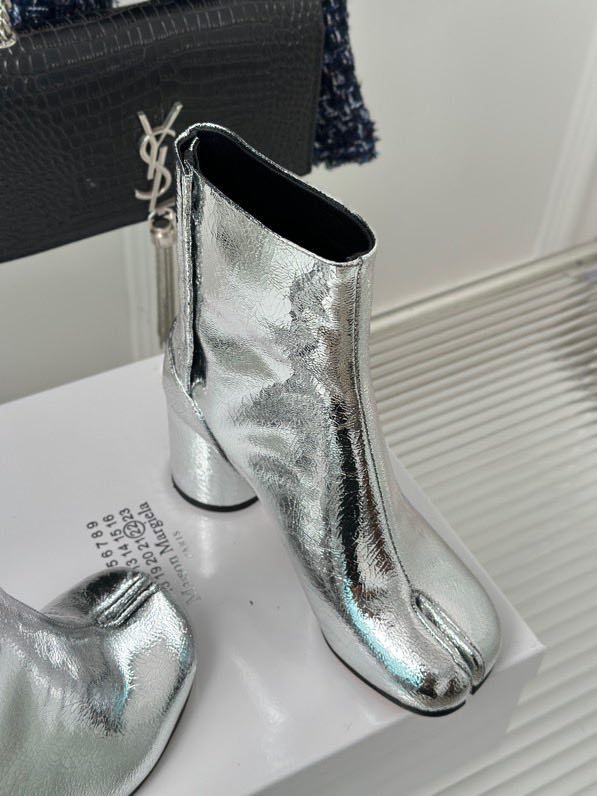 Кожаные женские ботинки с раздвоенным носком серебряные фото 3