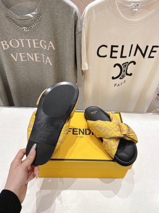 Шлепанцы женские фото 9