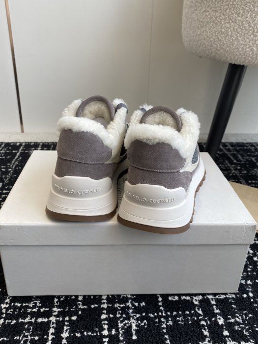 Sneakers women's on fur фото 8