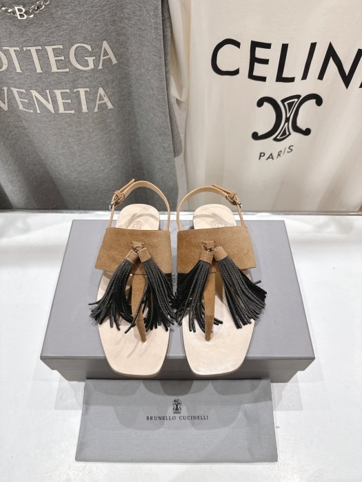 Сандалі жіночі