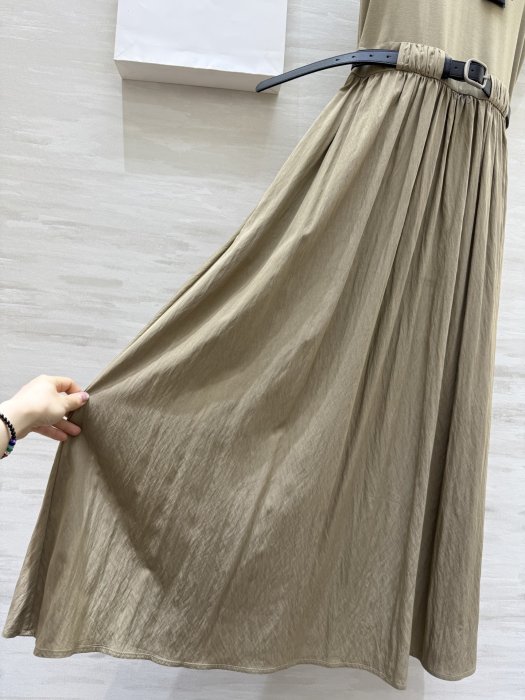 Платье средней длины с короткими рукавами и поясом фото 7