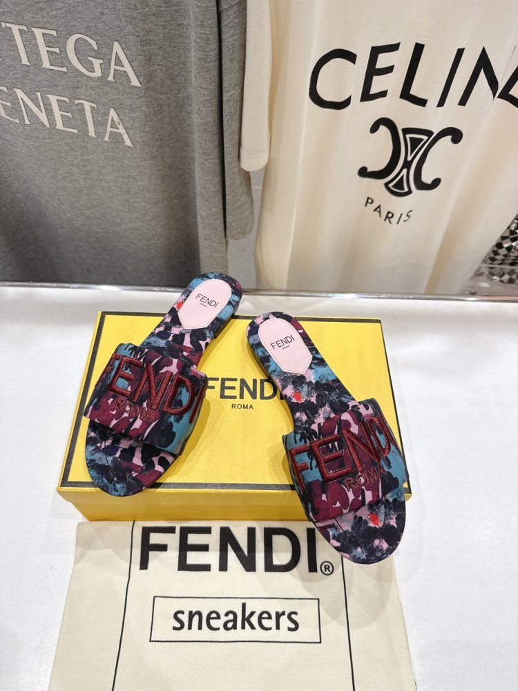 Шлепанцы женские фото 2