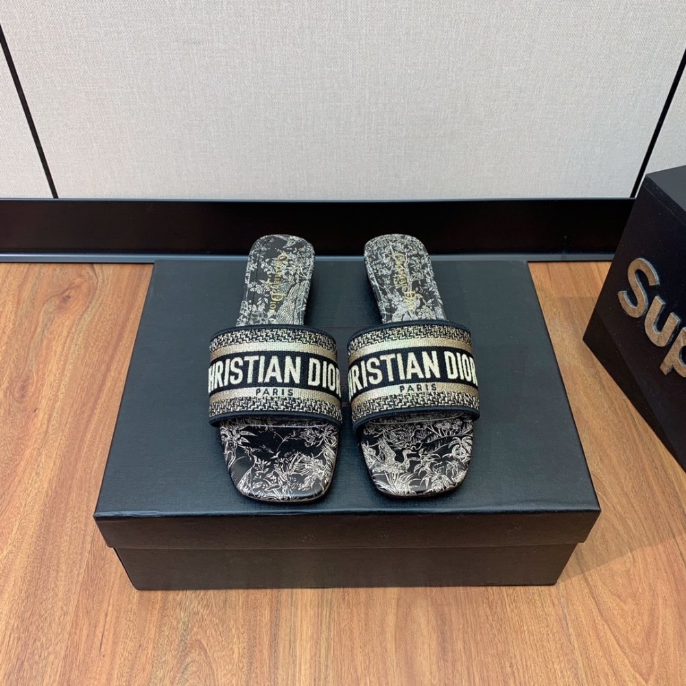 Шлепанцы женские фото 6