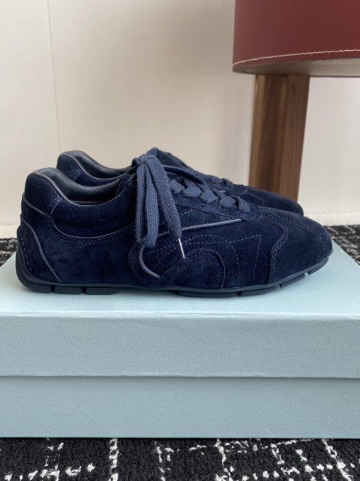 Кроссовки женские фото 2