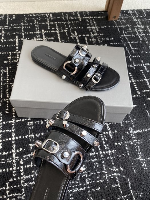 Шлепанцы женские фото 6