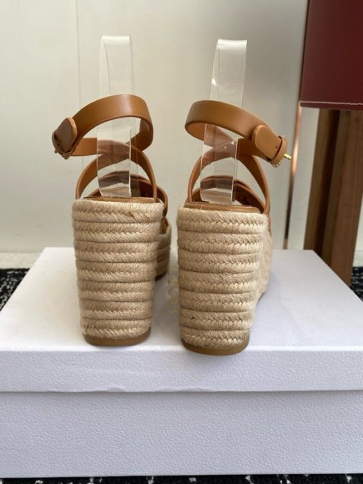 Sandals on platform фото 8