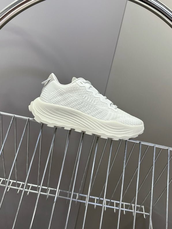 Кроссовки женские