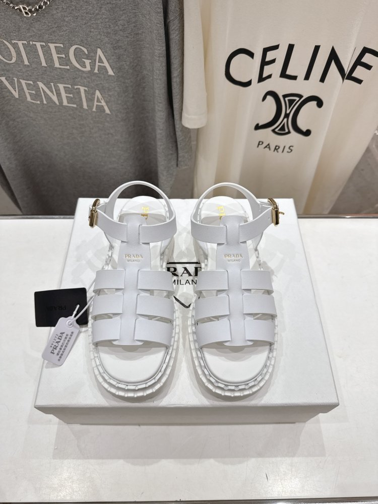 Сандалі жіночі