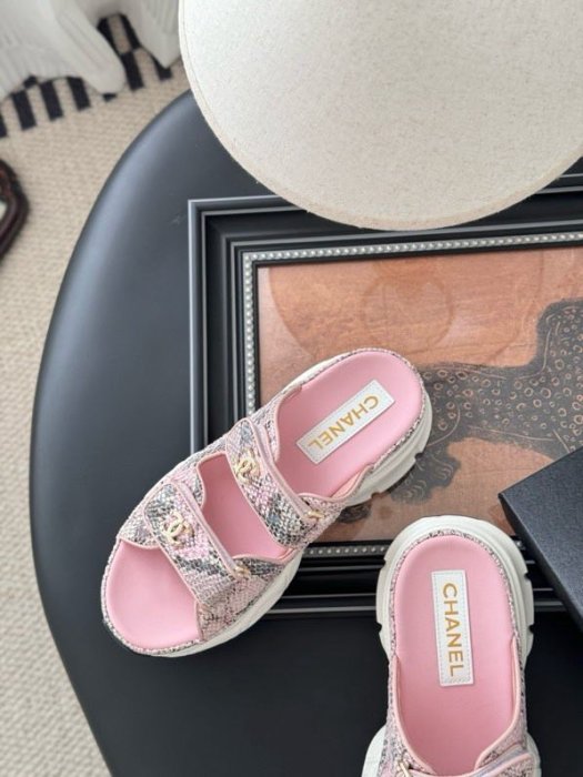 Шлепанцы женские фото 9