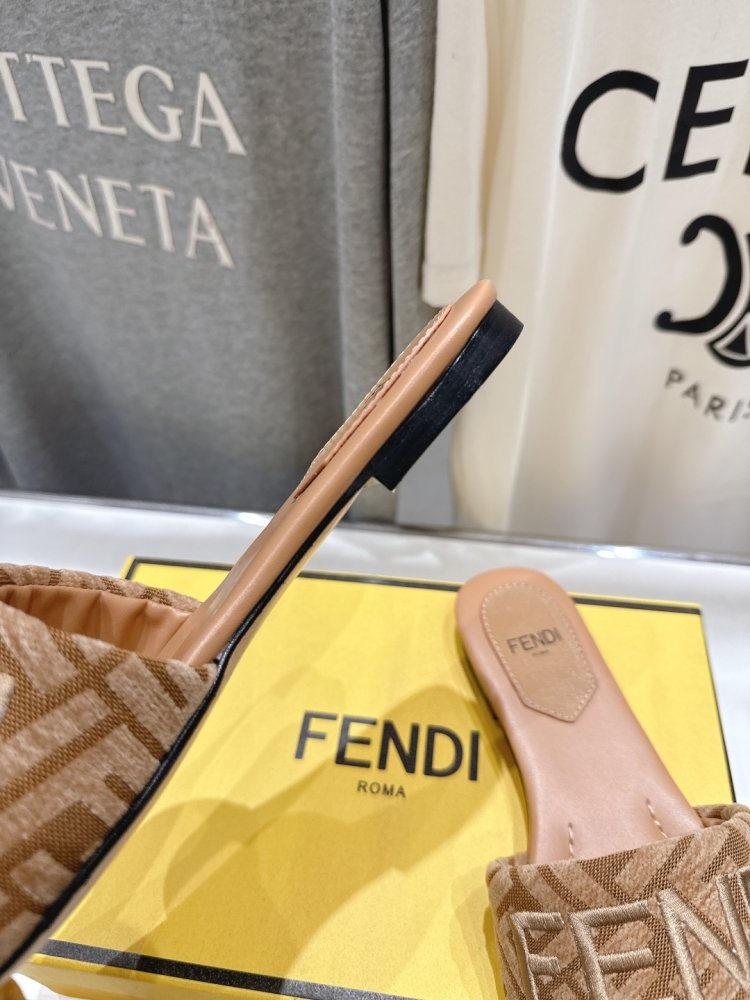 Шлепанцы женские фото 8