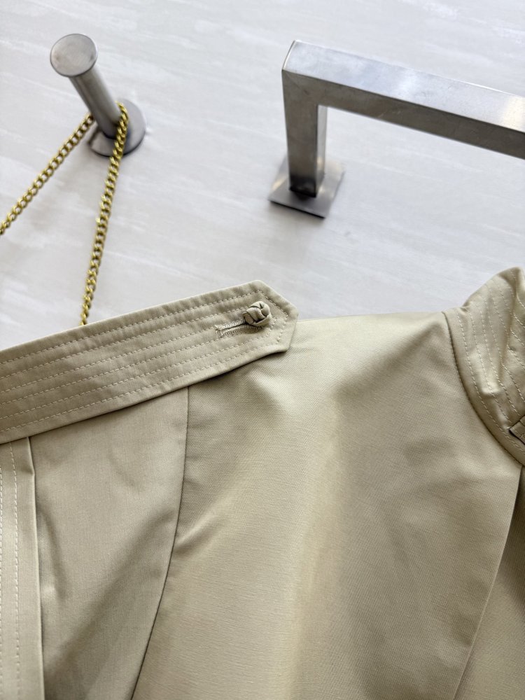 Двобортний тренчкот з короткими рукавами фото 7