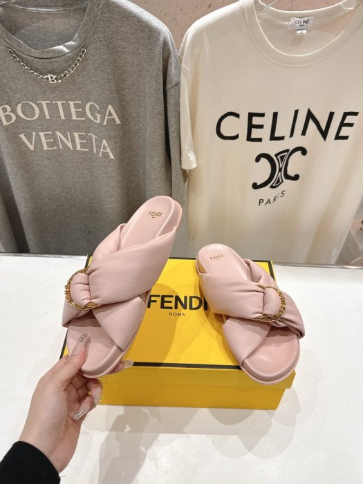 Шлепанцы женские фото 4