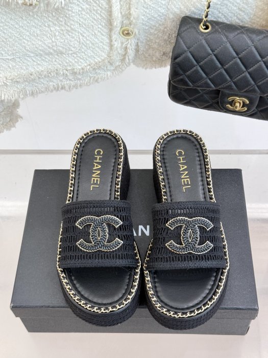 Шлепанцы женские фото 4