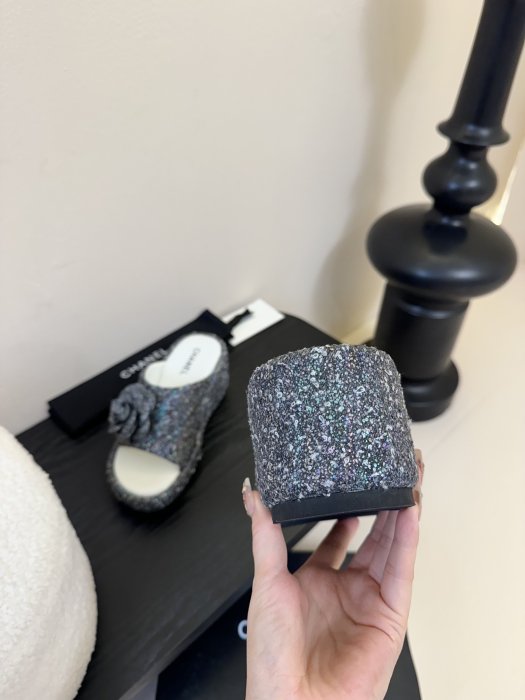 Шлепанцы женские фото 6