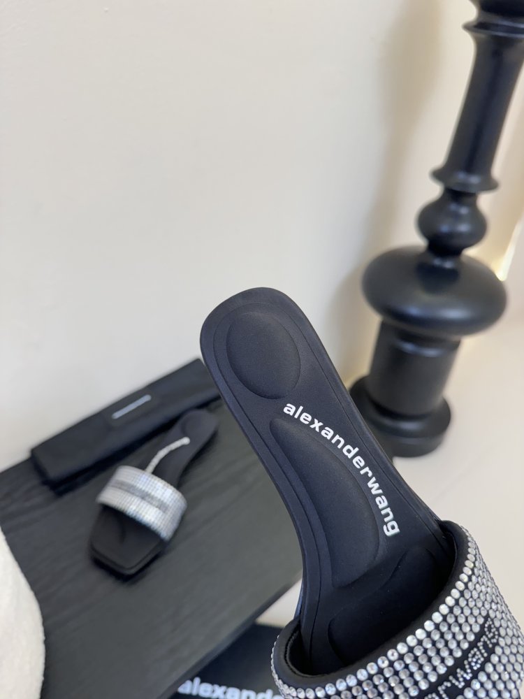 Шлепанцы женские фото 8