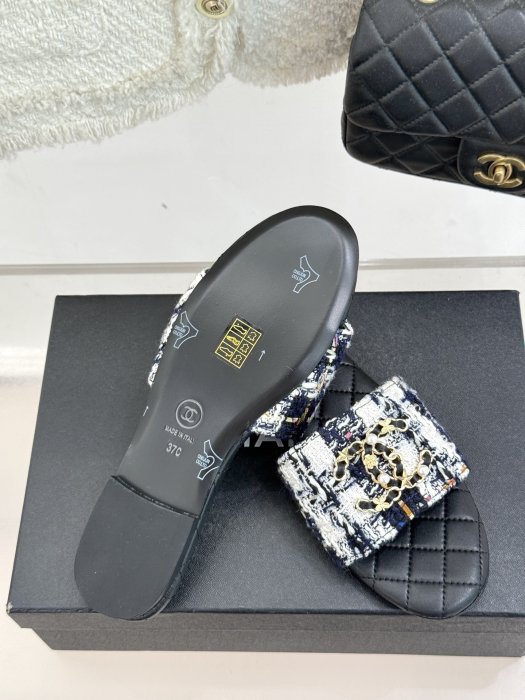 Шлепанцы женские фото 9