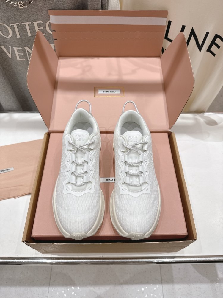 Кроссовки женские