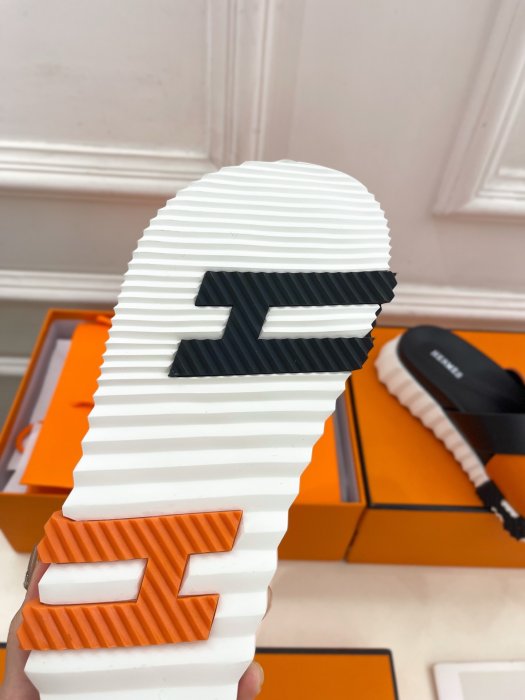 Шлепанцы женские фото 9