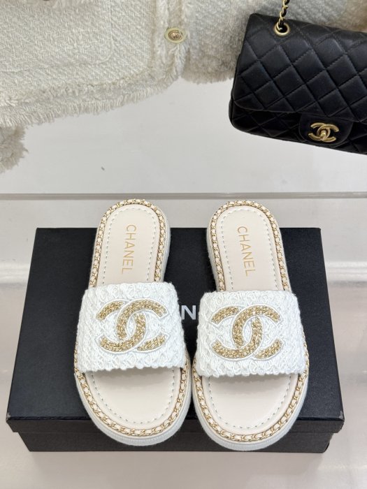 Шлепанцы женские фото 4