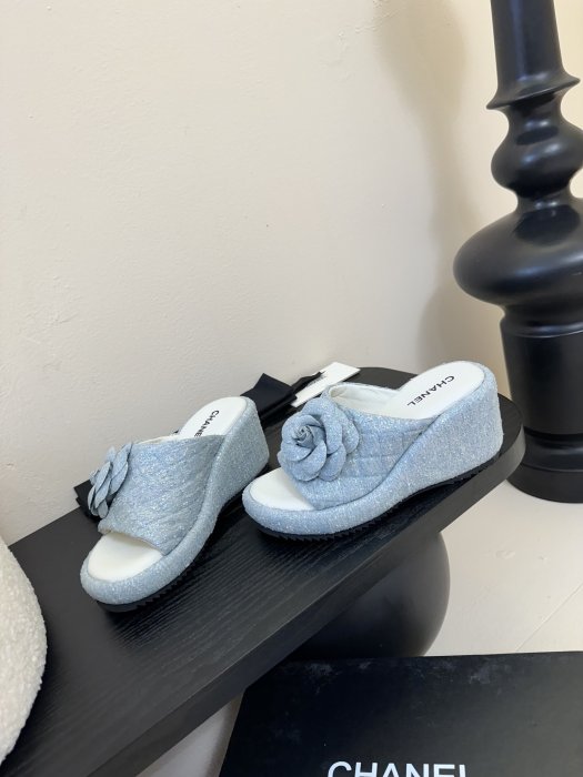 Шлепанцы женские фото 3