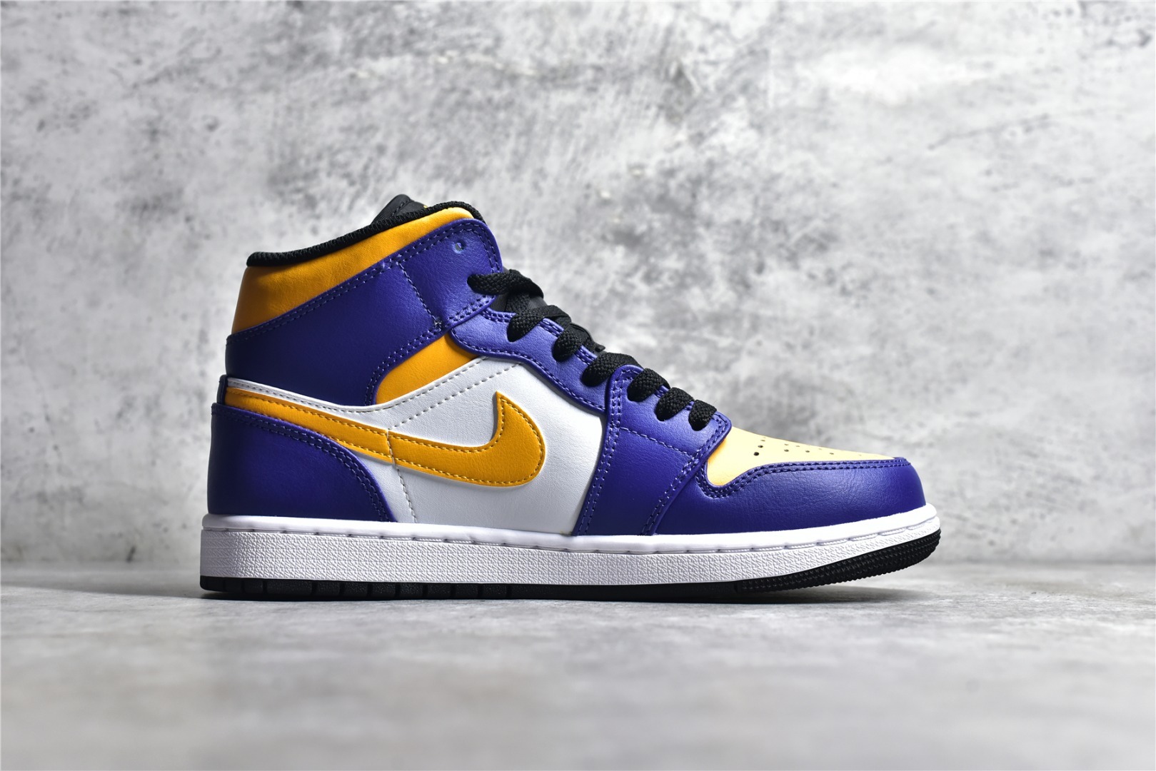 Кроссовки Air Jordan 1 Mid фото 3