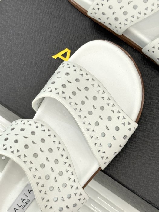 Шлепанцы женские фото 7