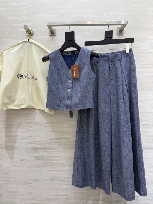 Костюм женский