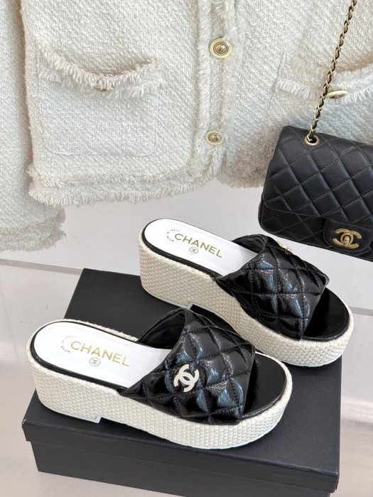 Шлепанцы женские фото 3