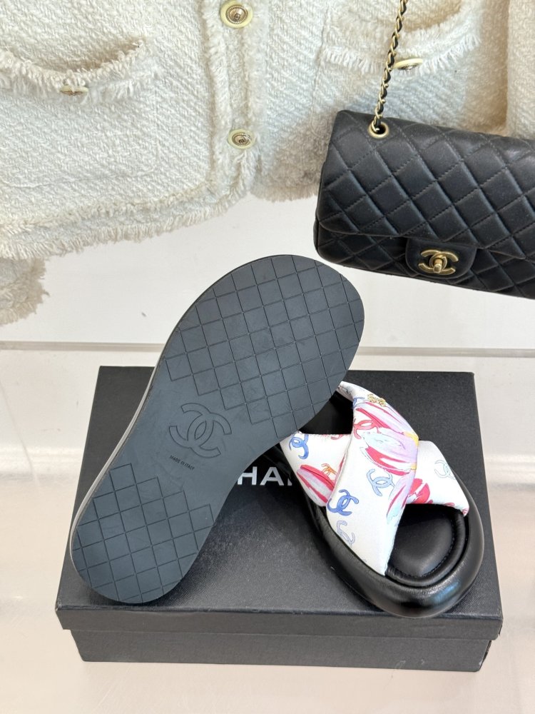 Шльопанці жіночі фото 9