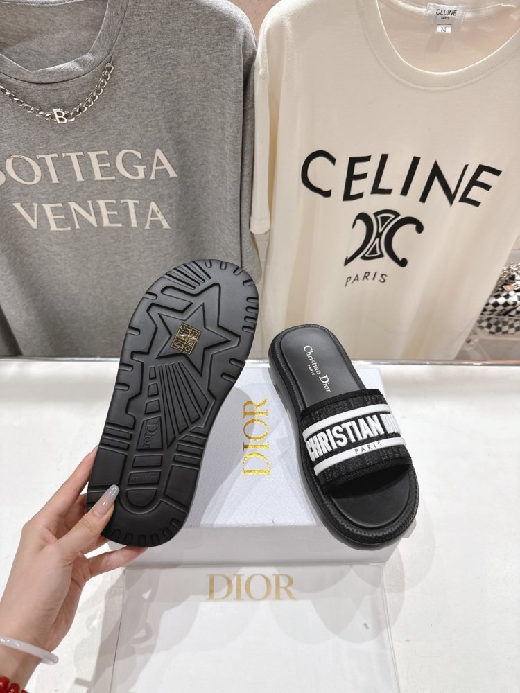 Шлепанцы женские фото 9