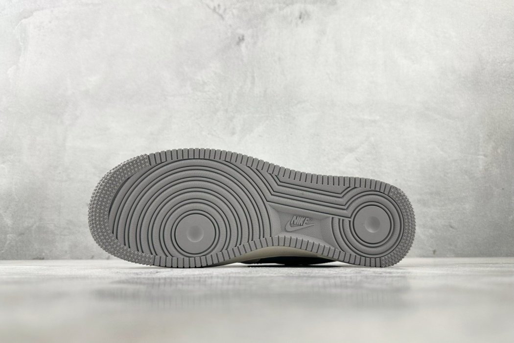 Кроссовки Nike Air Force 1 07 фото 4