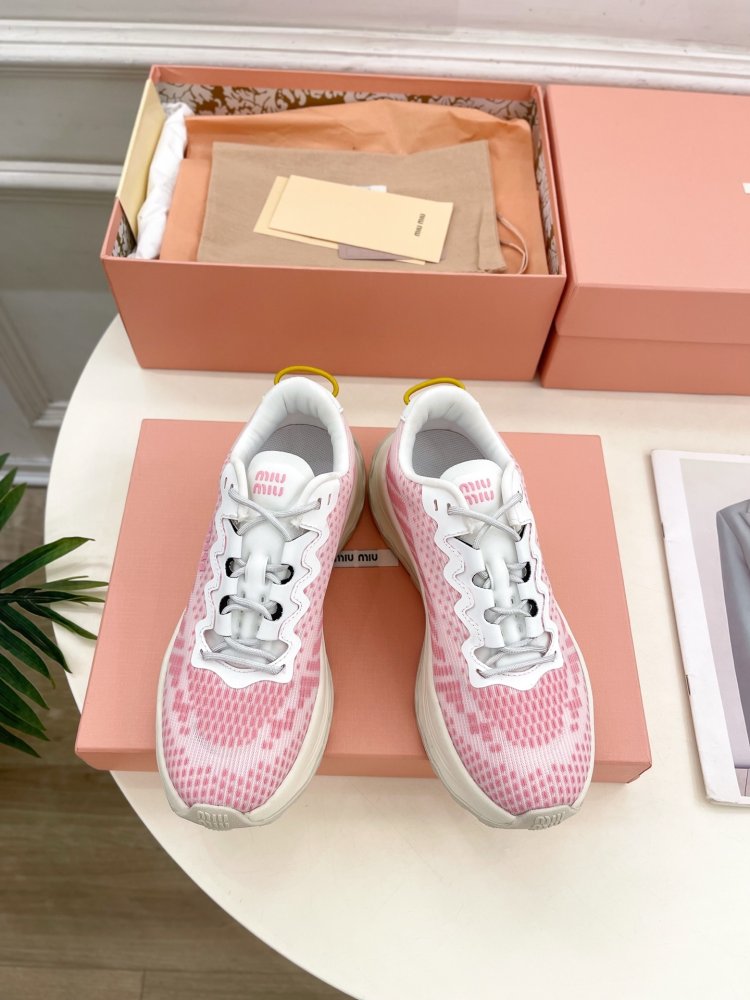 Кросівки жіночі