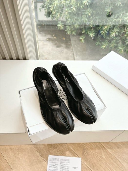 Туфли кожаные с раздвоенным носком