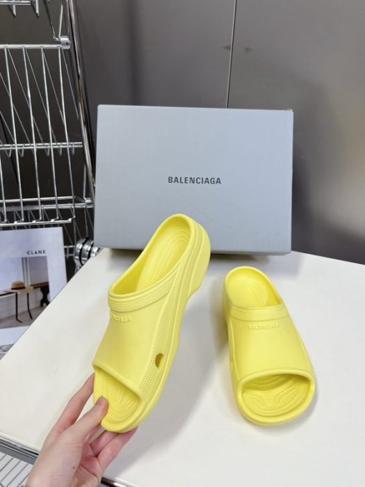 Шлепанцы женские фото 5