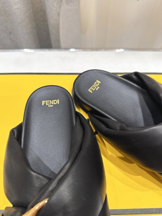 Шлепанцы женские фото 6