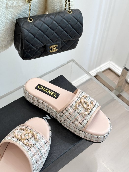 Шлепанцы женские фото 5