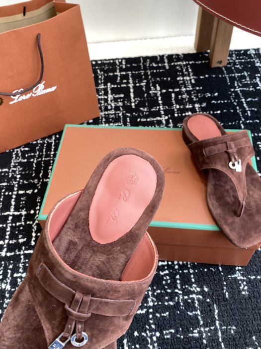 Шлепанцы фото 8