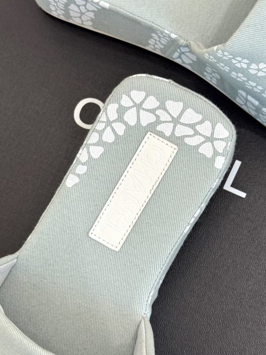 Шльопанці жіночі фото 8