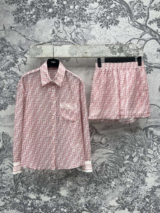 Костюм жіночий