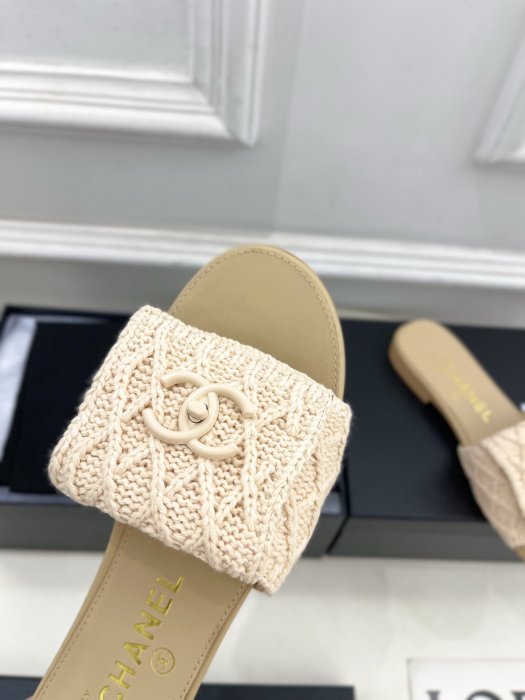 Шлепанцы женские фото 7