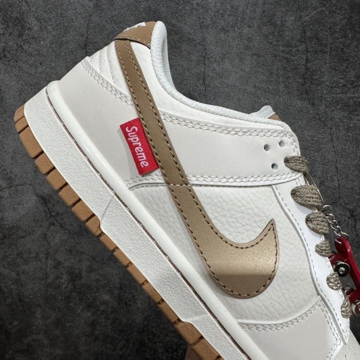 Sneakers SB Dunk Low x Supreme фото 7