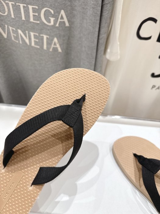 Шлепанцы женские фото 7